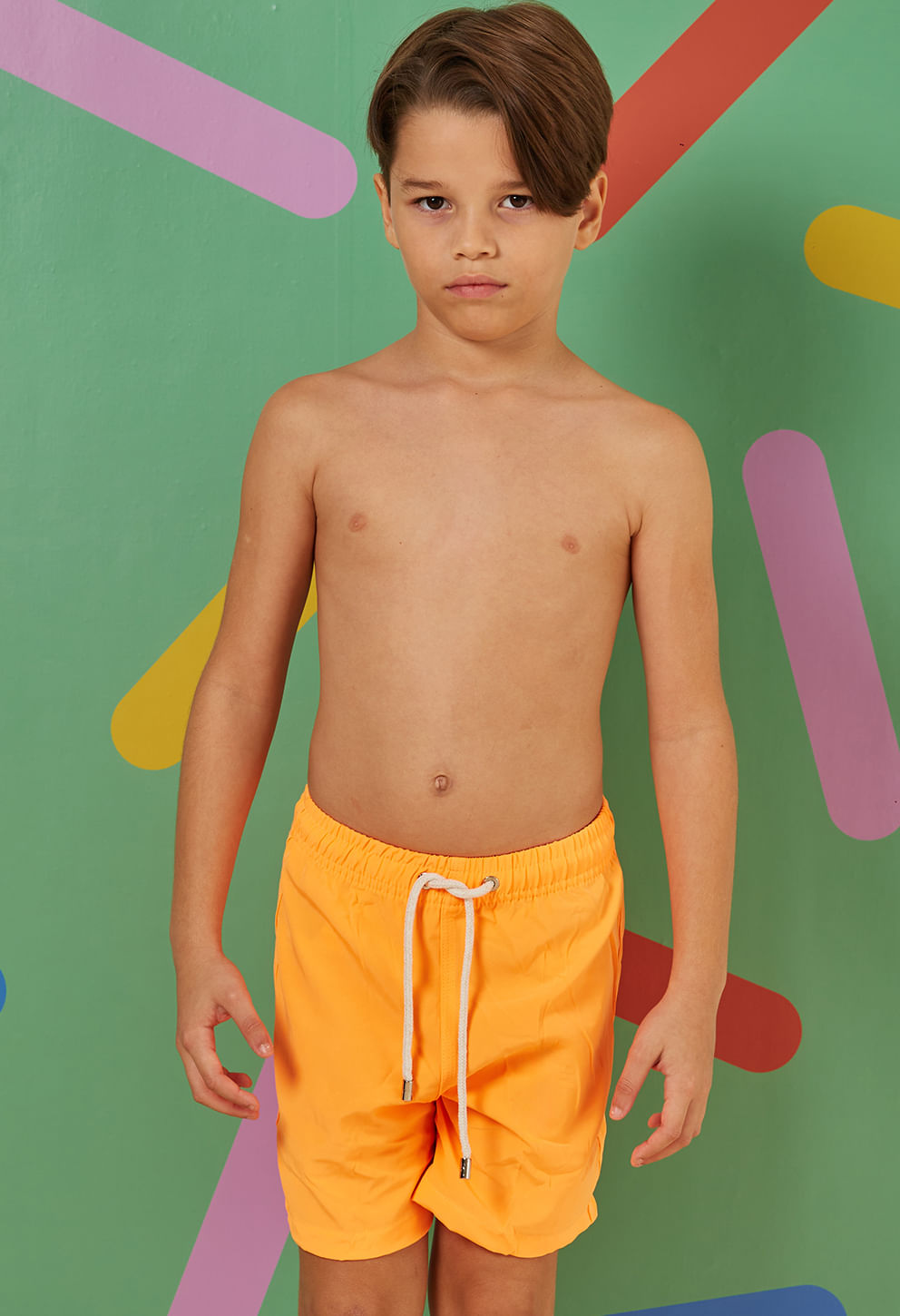 Bermuda infantil laranja flúor vista frontal com cós elástico e cordão branco