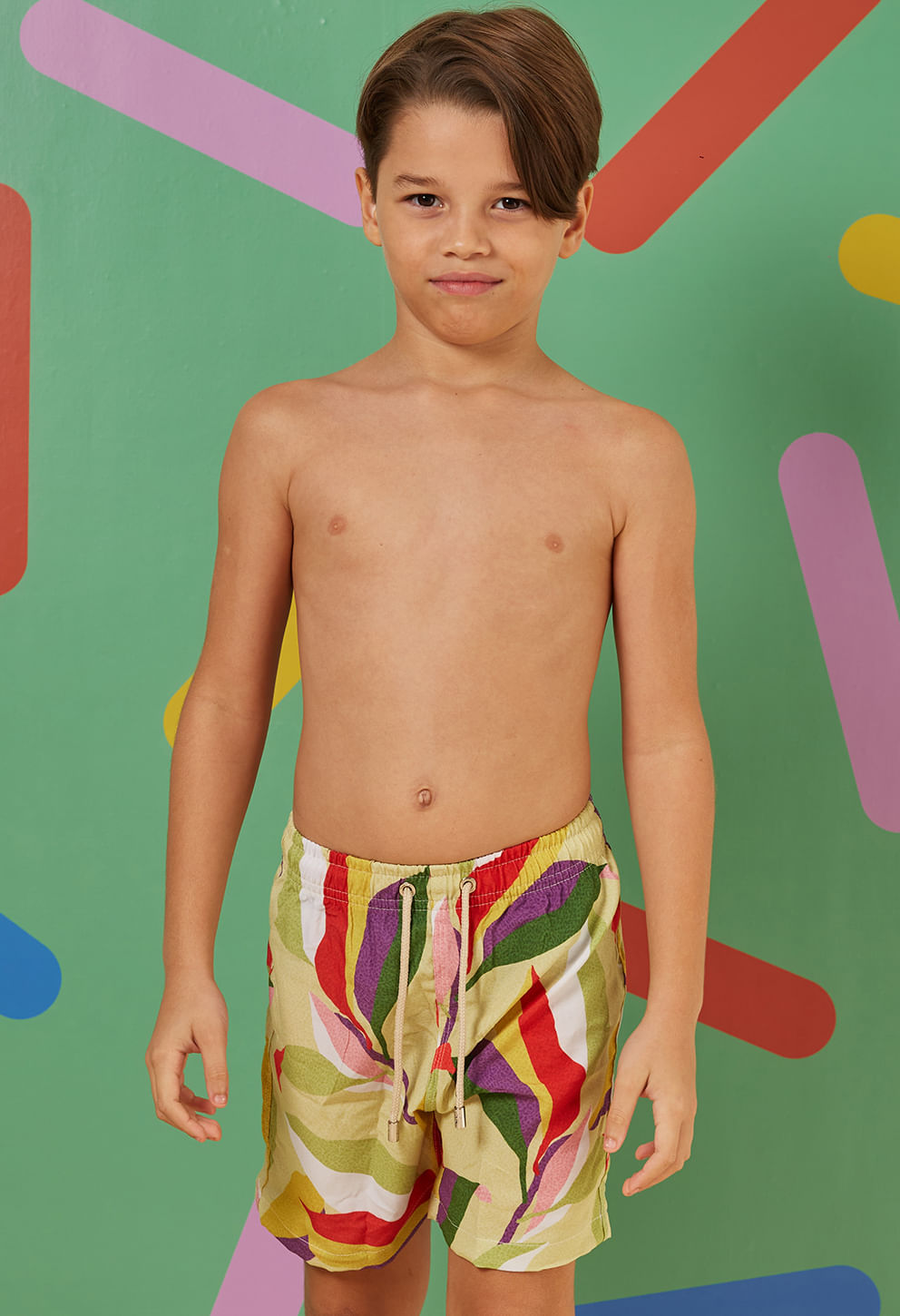 Bermuda infantil colorida Atlântica vista frontal com cós elástico e cordão branco