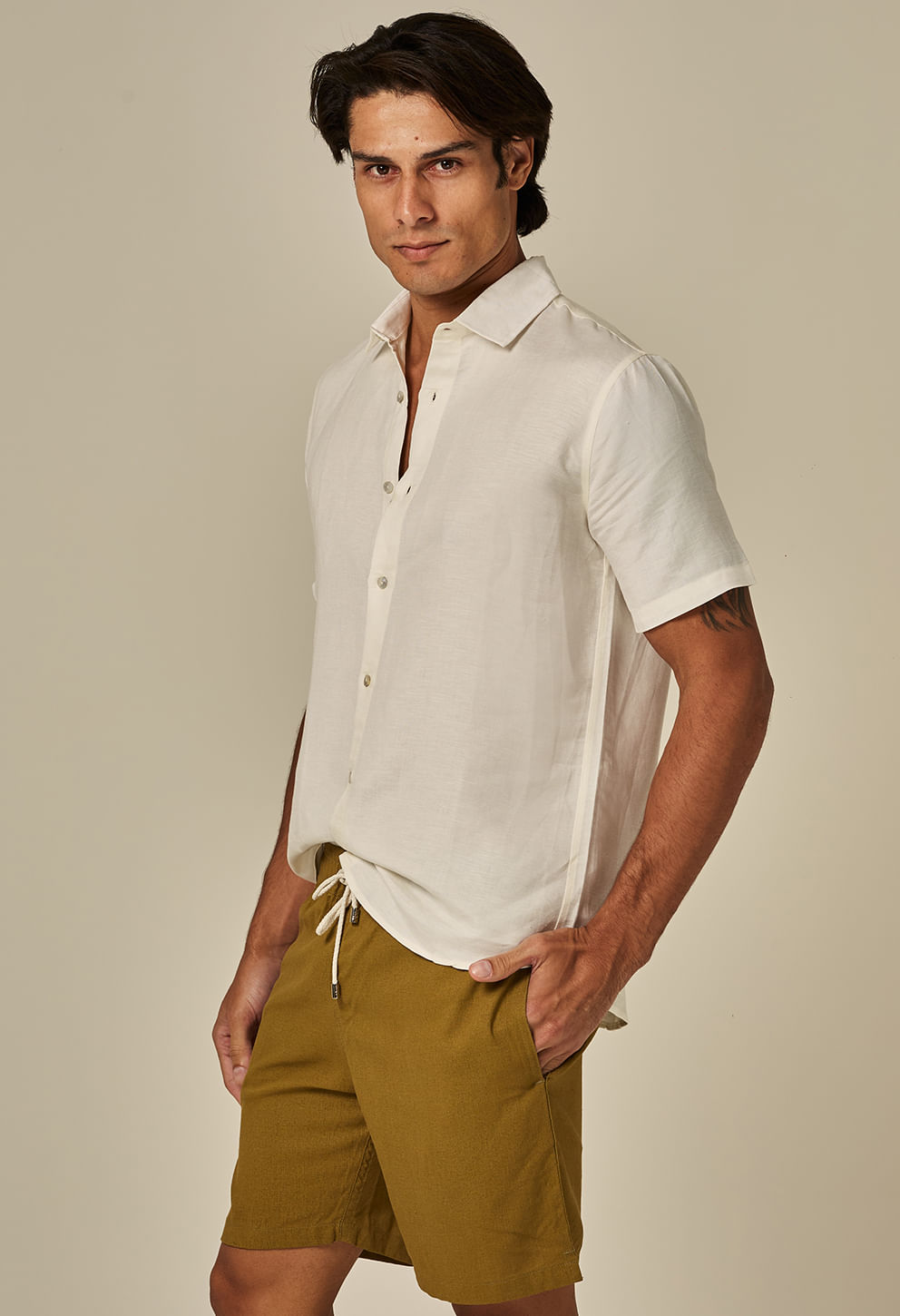 Bermuda casual linho cominho vista lateral