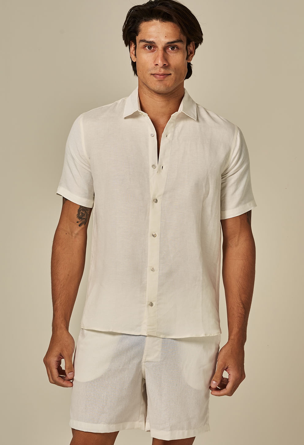 Modelo masculino usando Bermuda Alfaiataria Branco, corte reto e tecido leve