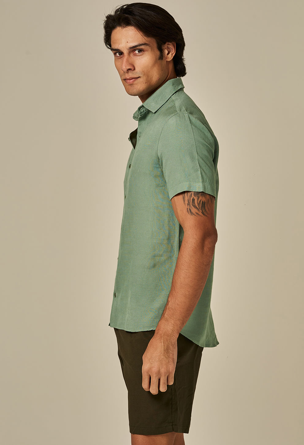 Camisa Linho Slim Manga Curta Eco Green vista lateral em modelo masculino