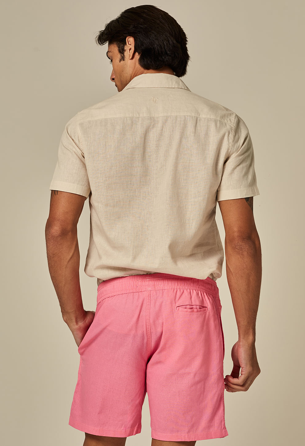 Visão traseira da bermuda casual de linho pink com bolso traseiro e acabamento simples, ideal para uso diário.