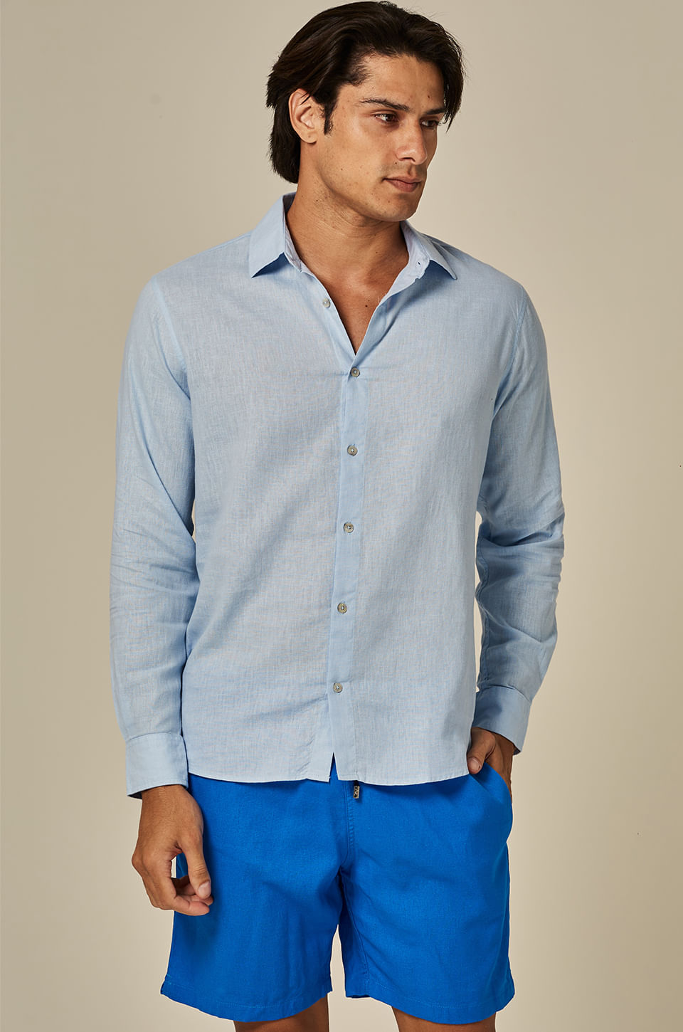 Camisa de linho azul sereno slim vista frontal em modelo masculino