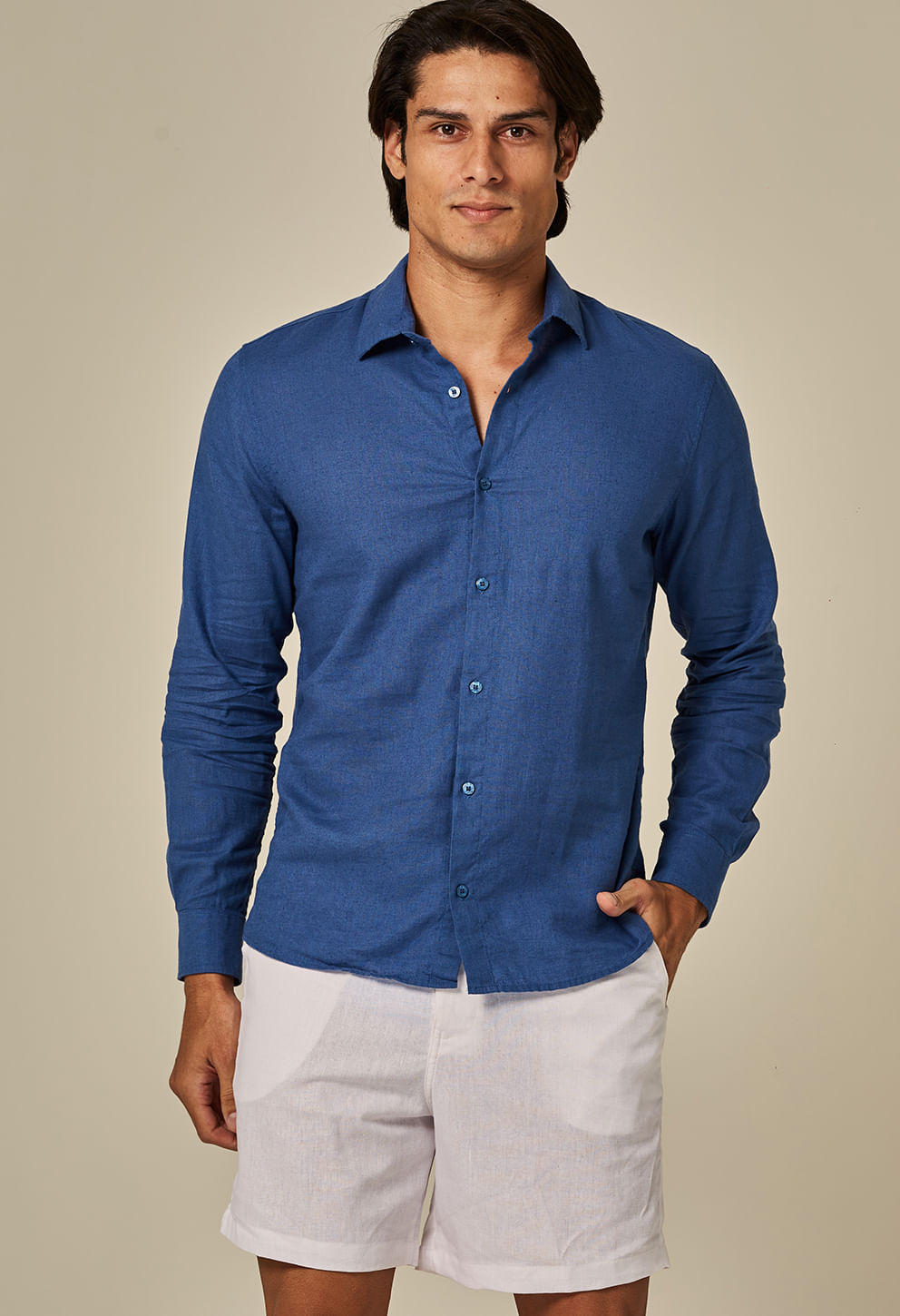 Camisa Linho Slim Manga Longa Índigo - frontal, modelo usando camisa azul índigo, gola clássica e botões frontais