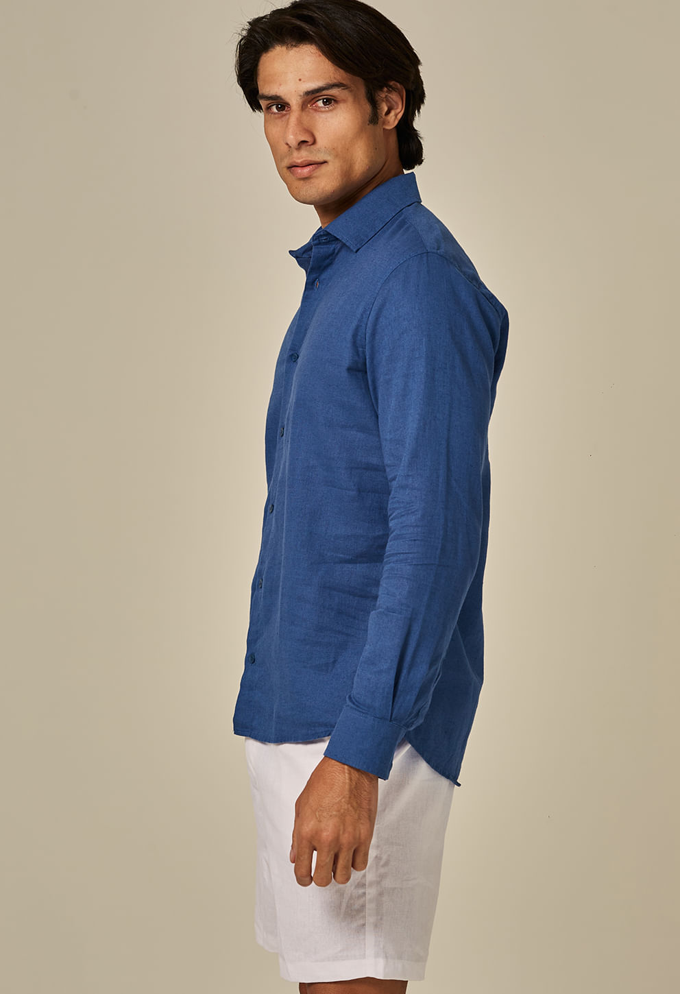 Camisa Linho Slim Índigo - vista lateral mostrando caimento e textura do linho