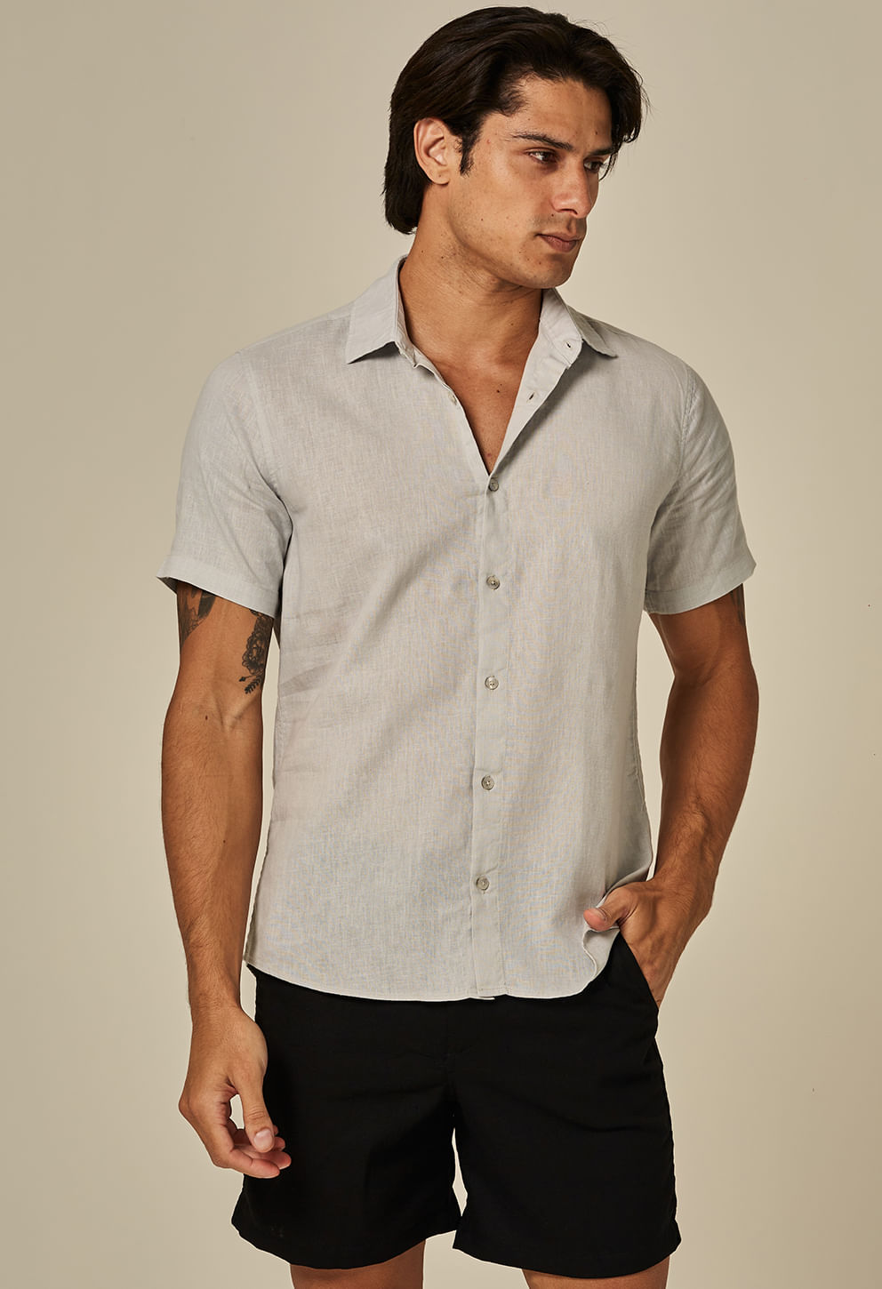 Camisa Linho Slim Manga Curta cinza claro vista frontal em estúdio