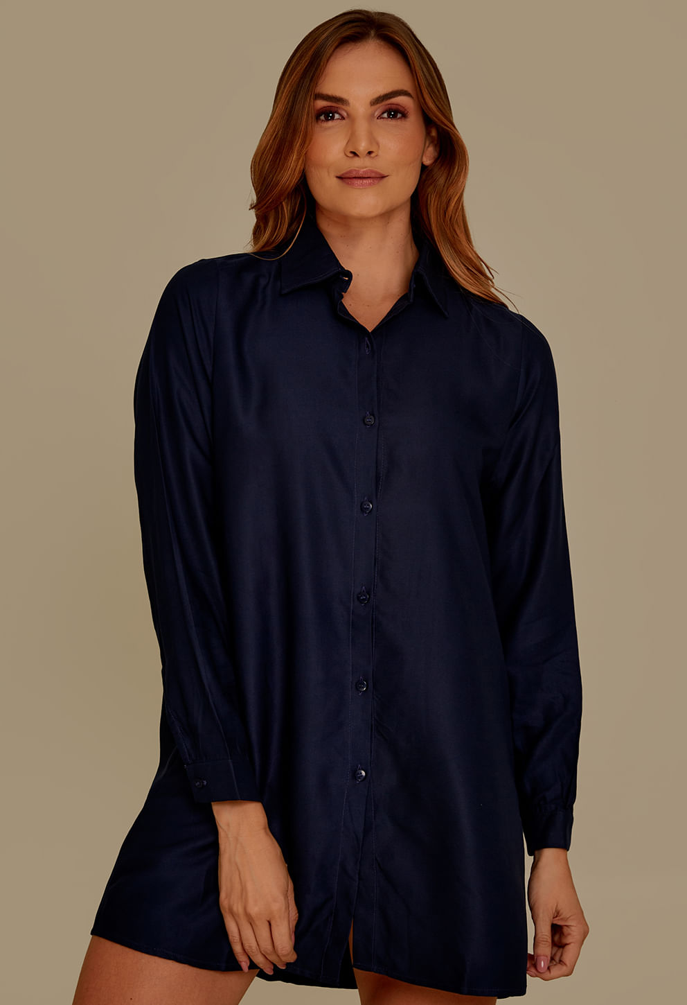 Camisão longo azul marinho frontal com botões, gola clássica e bolso