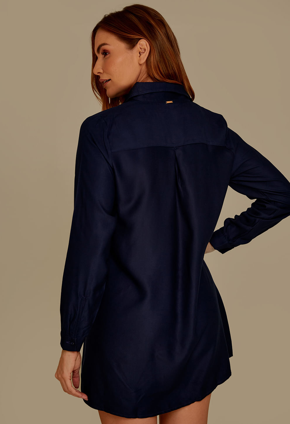 Camisão azul marinho visto de costas destacando o caimento e detalhe na gola