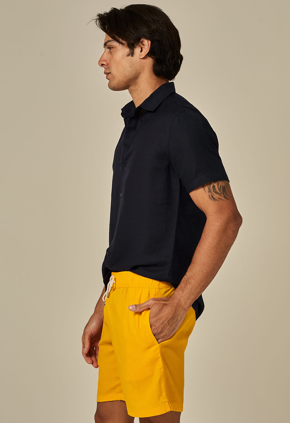 Modelo masculino usando Bermuda Casual Linho Sunny day amarelo vibrante com bolsos e cós ajustável
