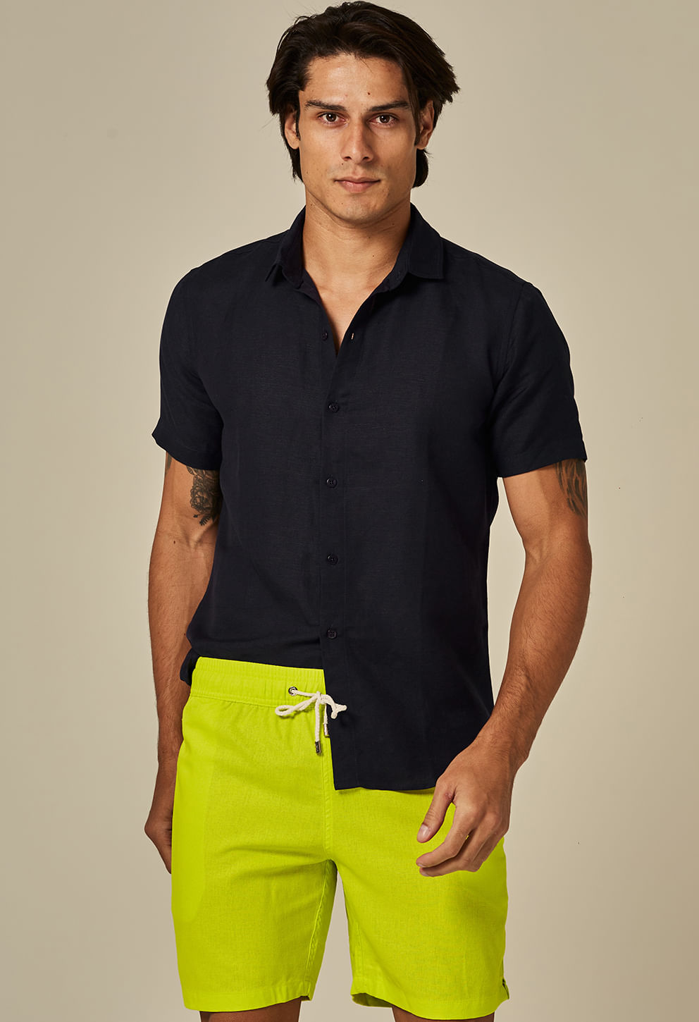 Bermuda casual linho cor cítrus amarelo-limão em modelo masculino, vista frontal