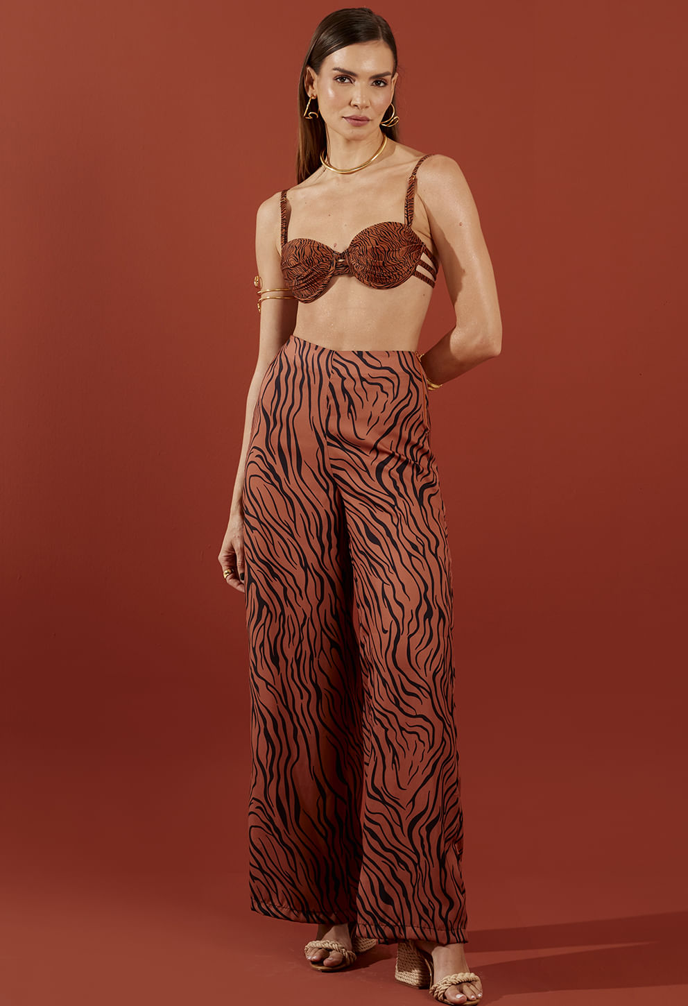 Calça Pantalona Jamile Savana - frente, marrom com estampa animal print, cintura alta e tecido fluido