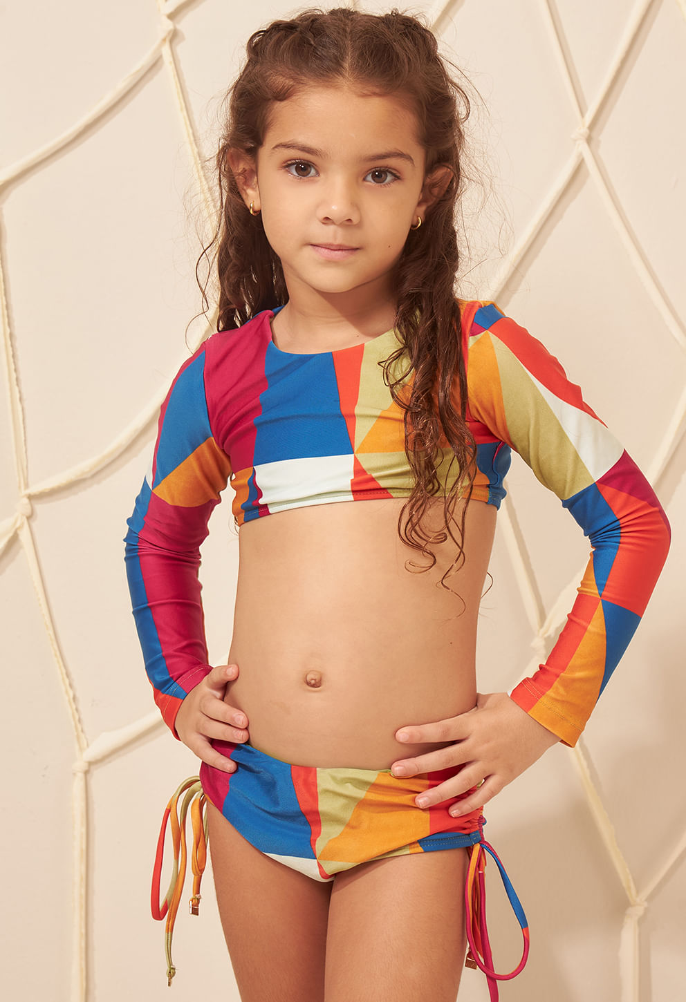 Biquíni Valentina Infantil Astral frente com estampa geométrica multicolorida