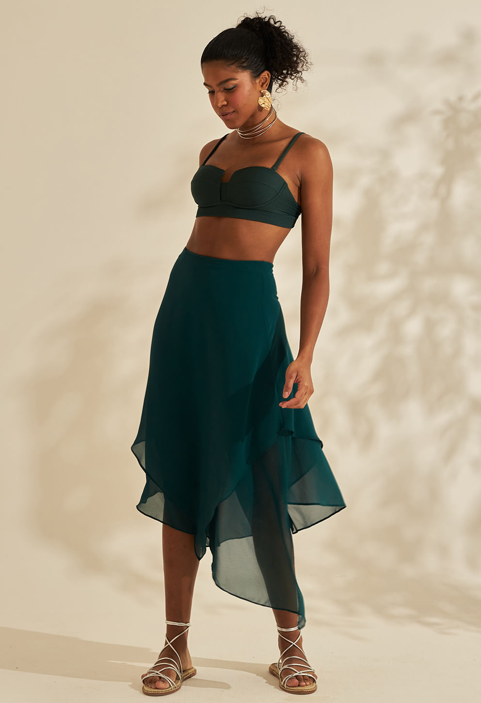 Saia Brena Musgo - modelo usando saia midi assimétrica em tecido leve e fluido, cintura alta e zíper lateral