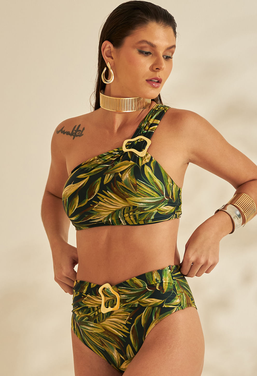 Modelo usando calcinha hot pant estampada botânica com fivela dourada na cintura