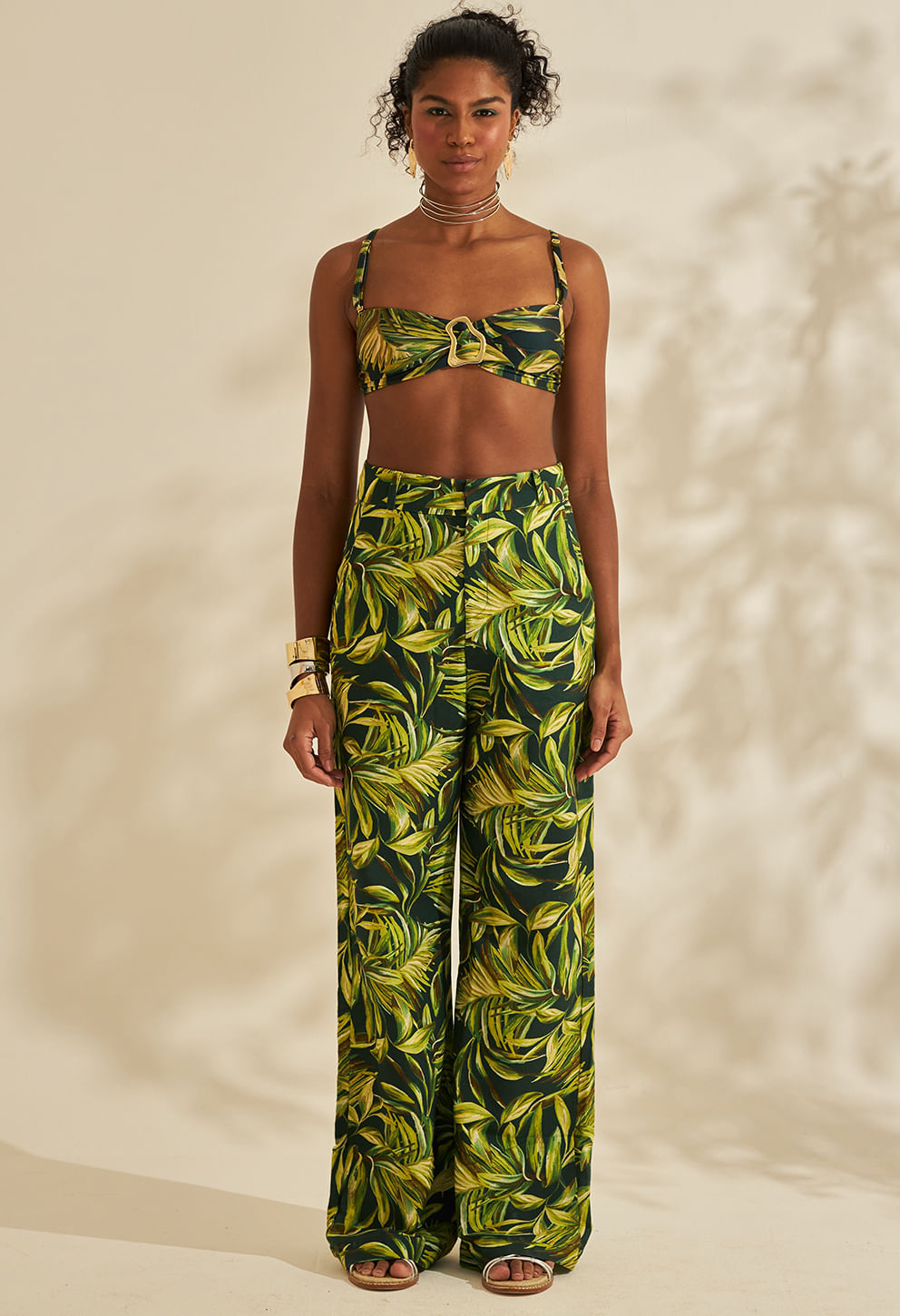 Calça Pantalona Santorini Botânica frontal, estampa verde e amarela, cintura alta e corte amplo