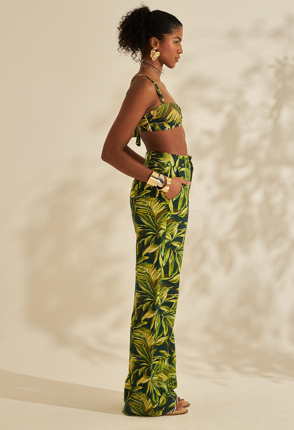 Calça Pantalona Santorini Botânica vista lateral mostrando bolso e caimento