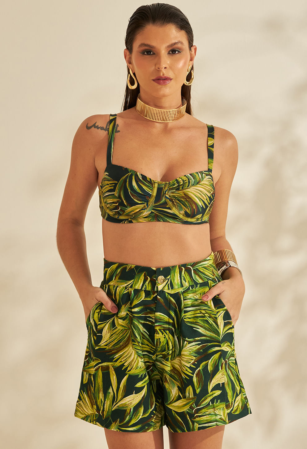Short Milão Botânica vista frontal, estampa botânica verde com pregas e bolsos