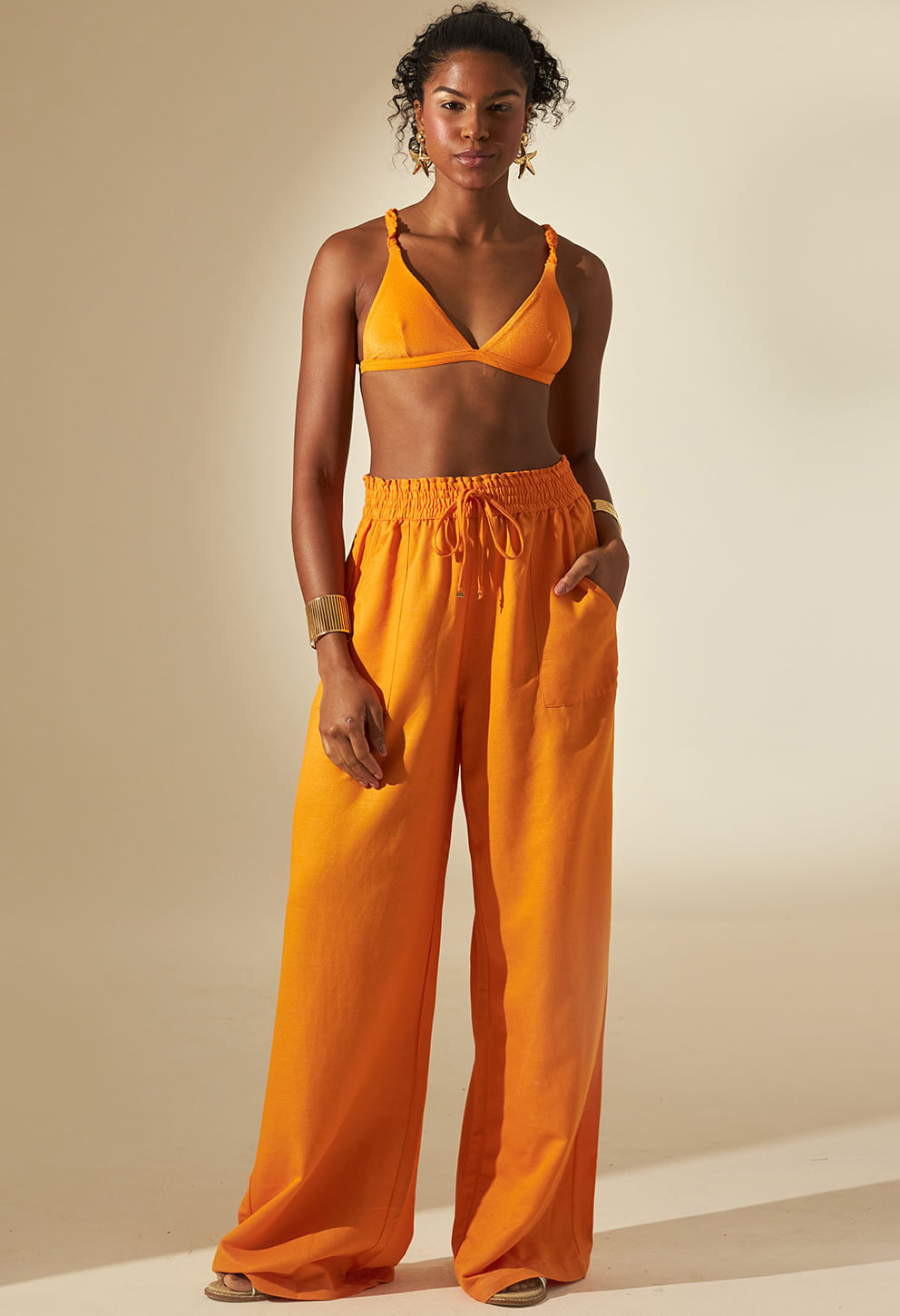 Calça Pantalona Bela Siri laranja vibrante com cintura alta elástica e cordão ajustável