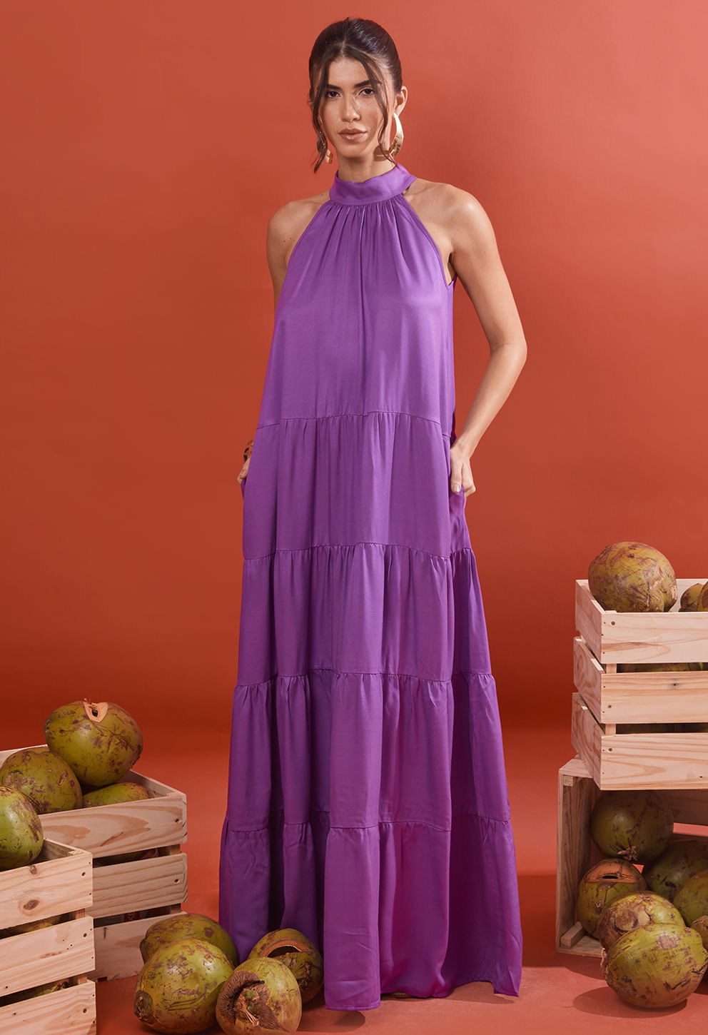Vestido New Jasmim Litoral roxo, longo com gola alta e camadas em babados.