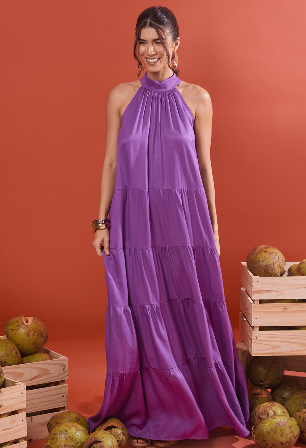 Vestido New Jasmim Litoral roxo, modelo com caimento solto e babados em camadas.