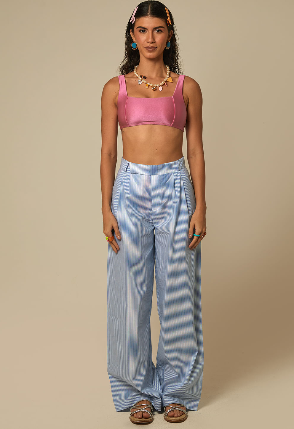 Frontal da calça pantalona listrada azul claro e branco, cintura alta e pregas