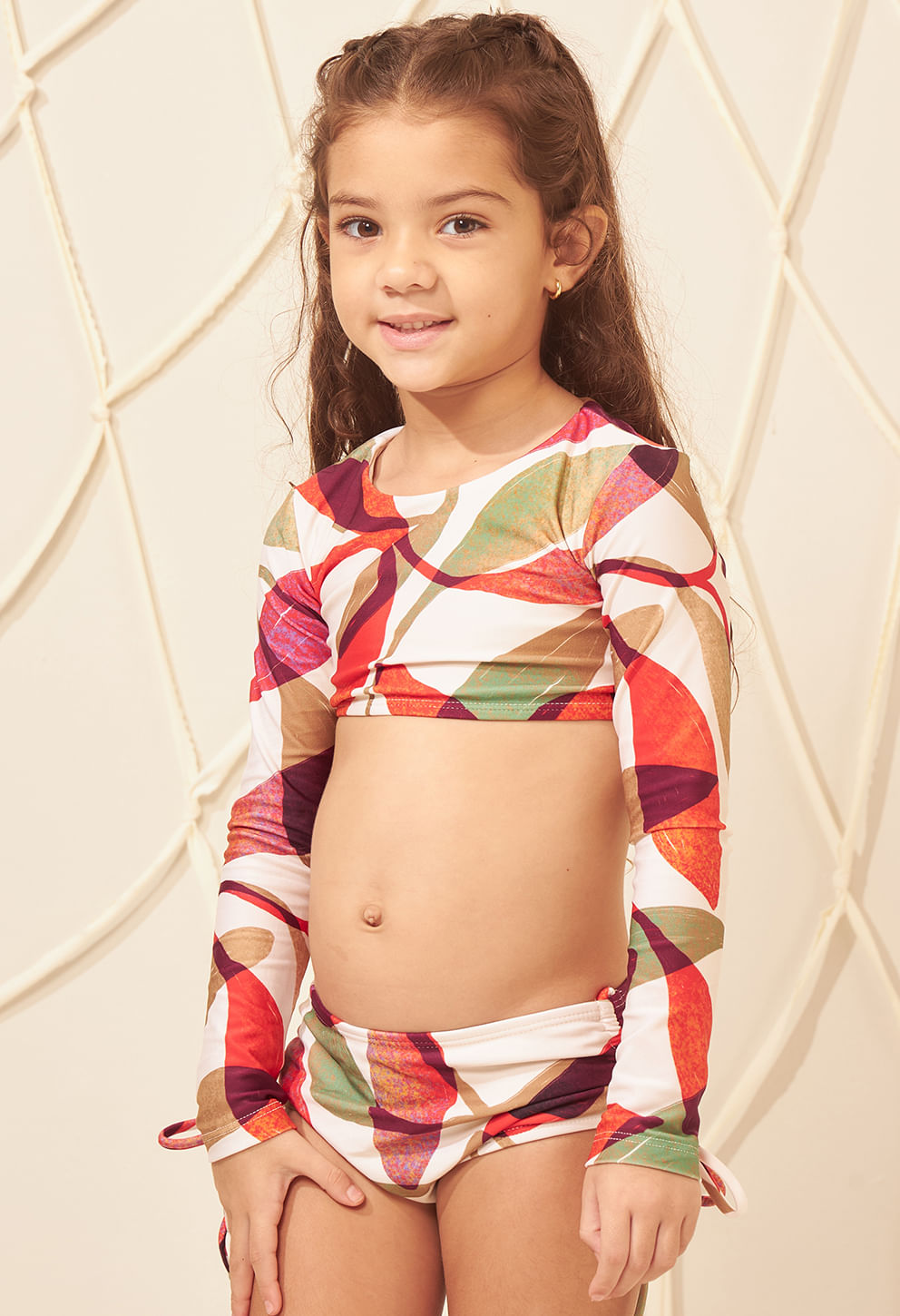 Biquíni Valentina Infantil Cajueiro - vista frontal, estampa abstrata em vermelho, verde, marrom e branco