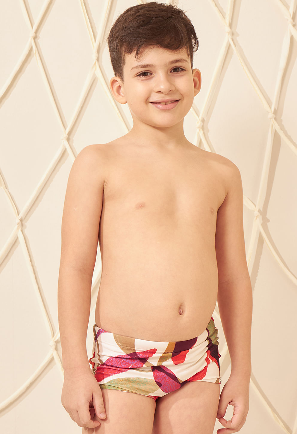 Frente da sunga short infantil com estampa colorida em tons vibrantes