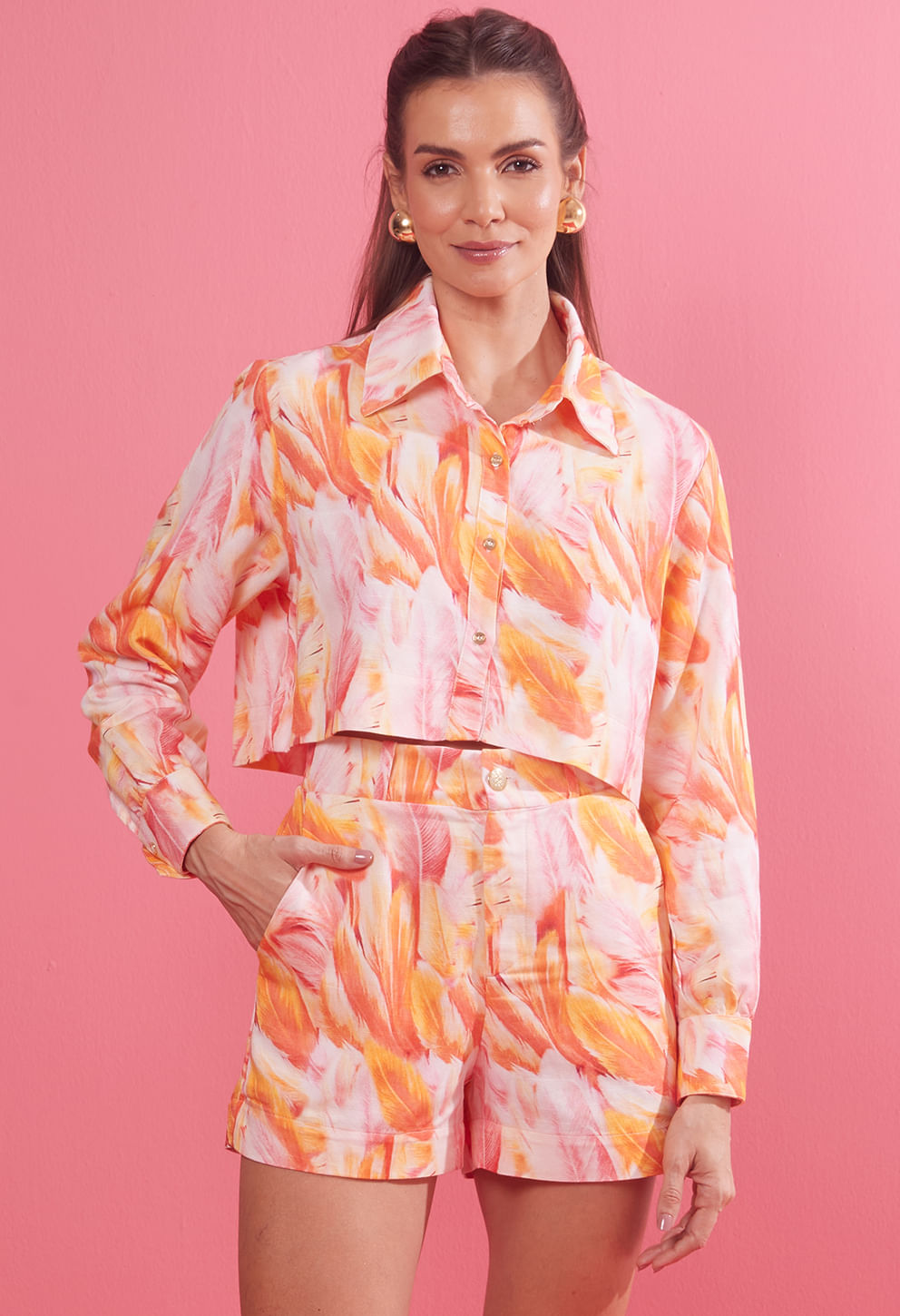 Imagem frontal do Cropped Carol Brisa Doce em tons de laranja e rosa