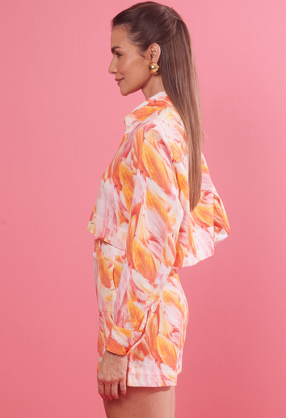 Vista lateral do Cropped Carol Brisa Doce