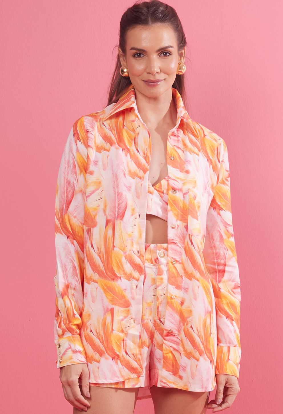 Camisão estampado em tons de laranja, rosa e branco, vista frontal