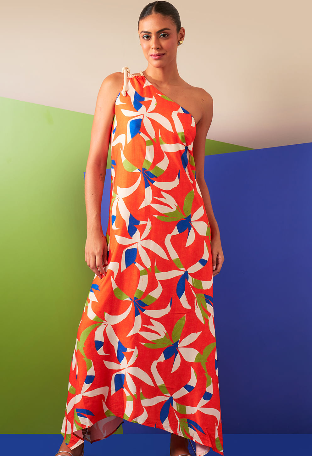 Vestido Lane Verano longo ombro único com estampa floral em laranja, azul e verde