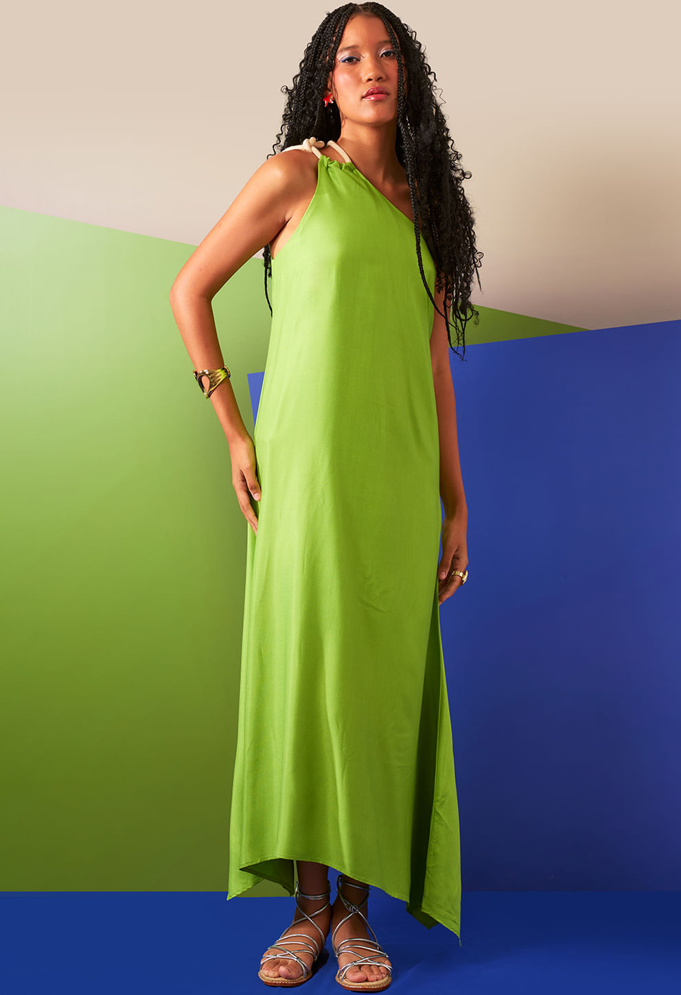Vestido Lane Trevo frontal verde claro, alças de corda branca, caimento fluido
