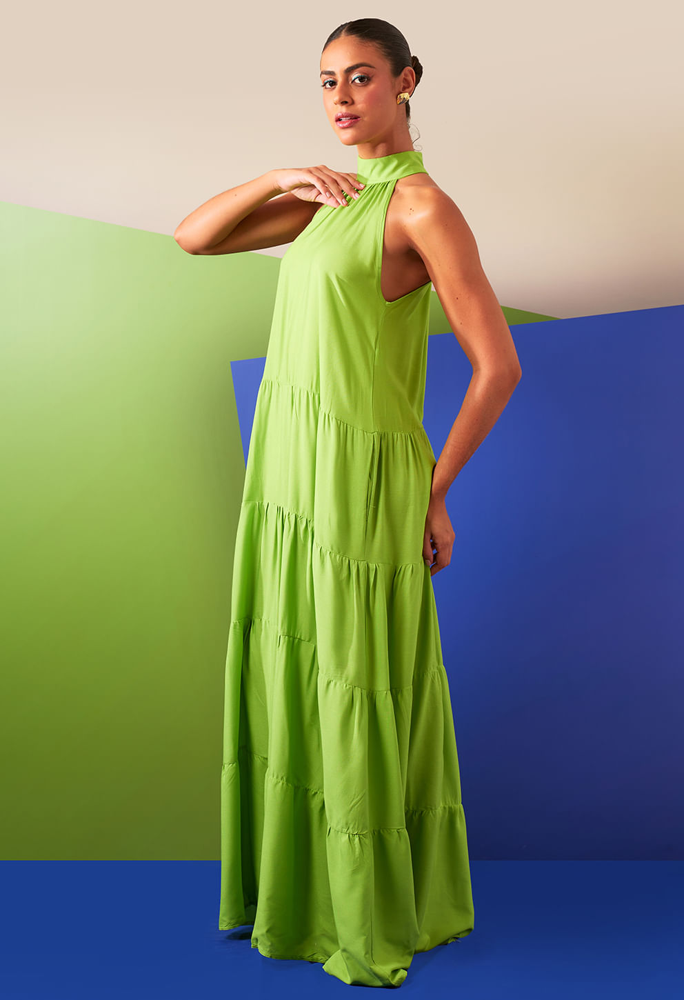 Vestido New Jasmin Trevo verde claro, longo e fluido, gola alta e camadas