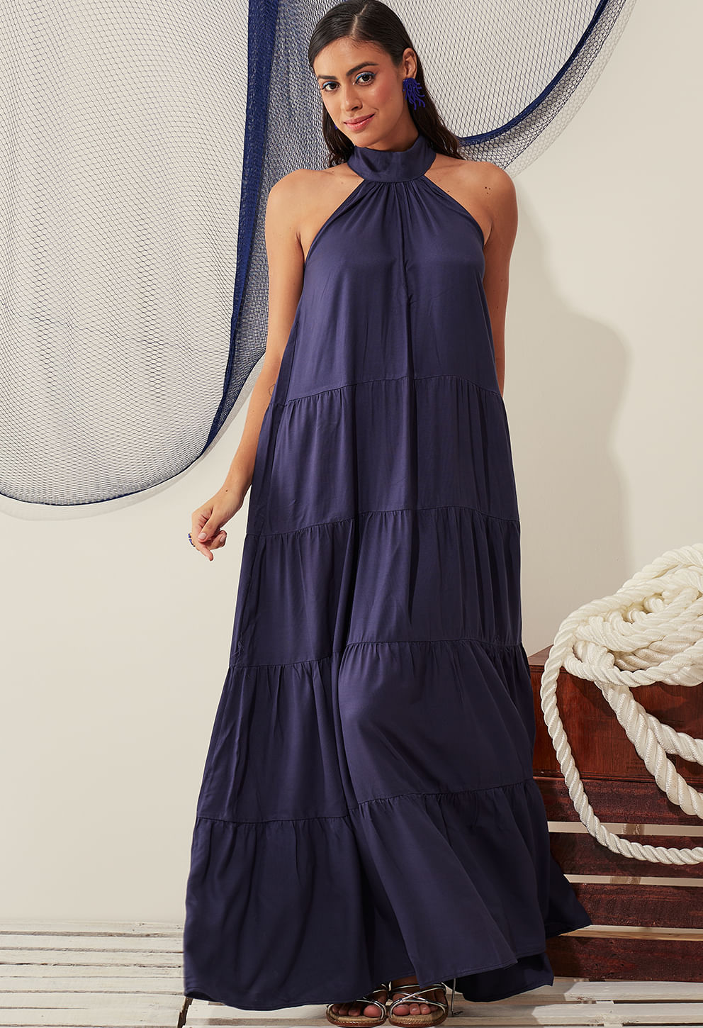 Vestido New Jasmin Alto Mar azul marinho, gola alta, decote halter, tecido leve e camadas com pregas horizontais
