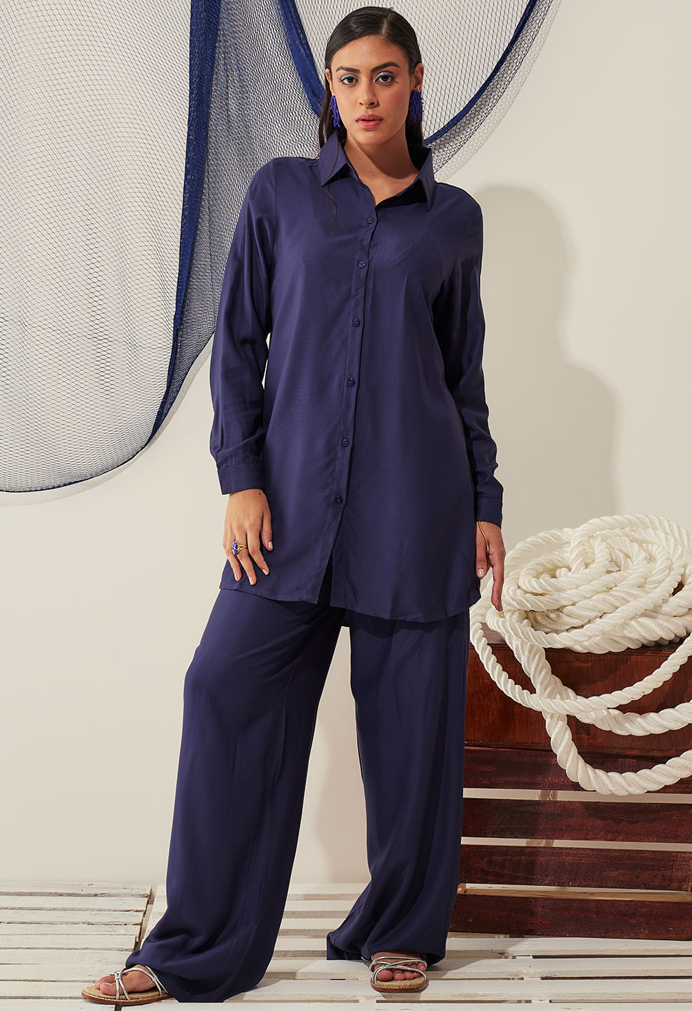 Camisão longo azul marinho, frente com botões e gola tradicional