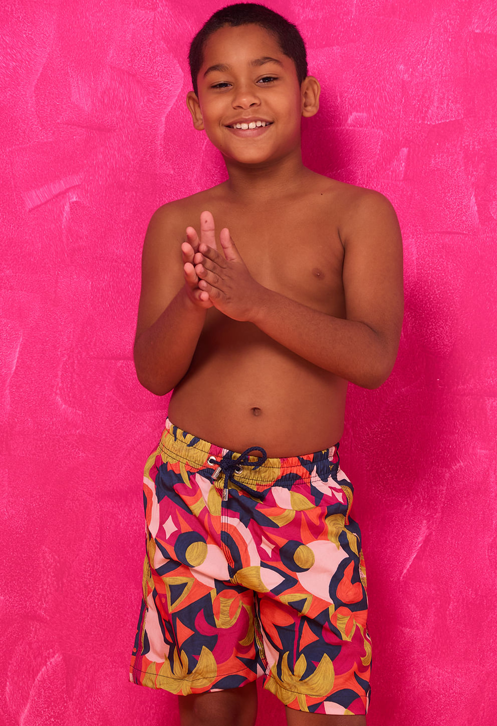 Bermuda Beach Infantil Tropicália - vista frontal com modelo sorridente