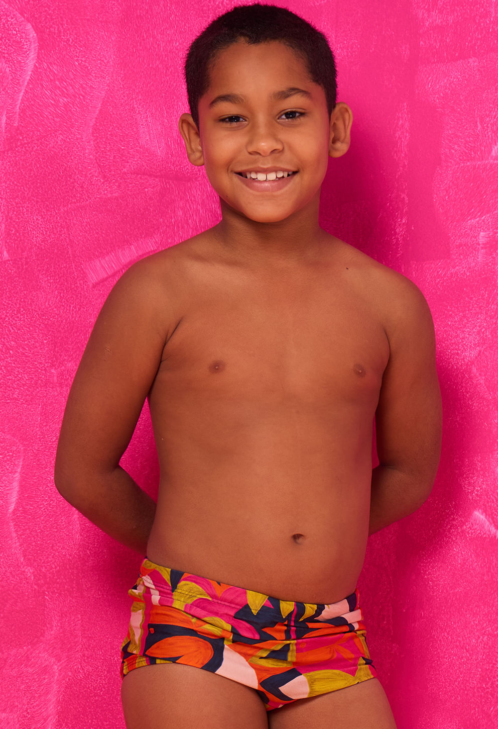 Menino sorridente usando Sunga Short Infantil Tropicália - frente