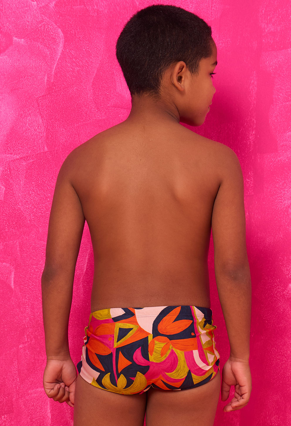Menino usando Sunga Short Infantil Tropicália - costas