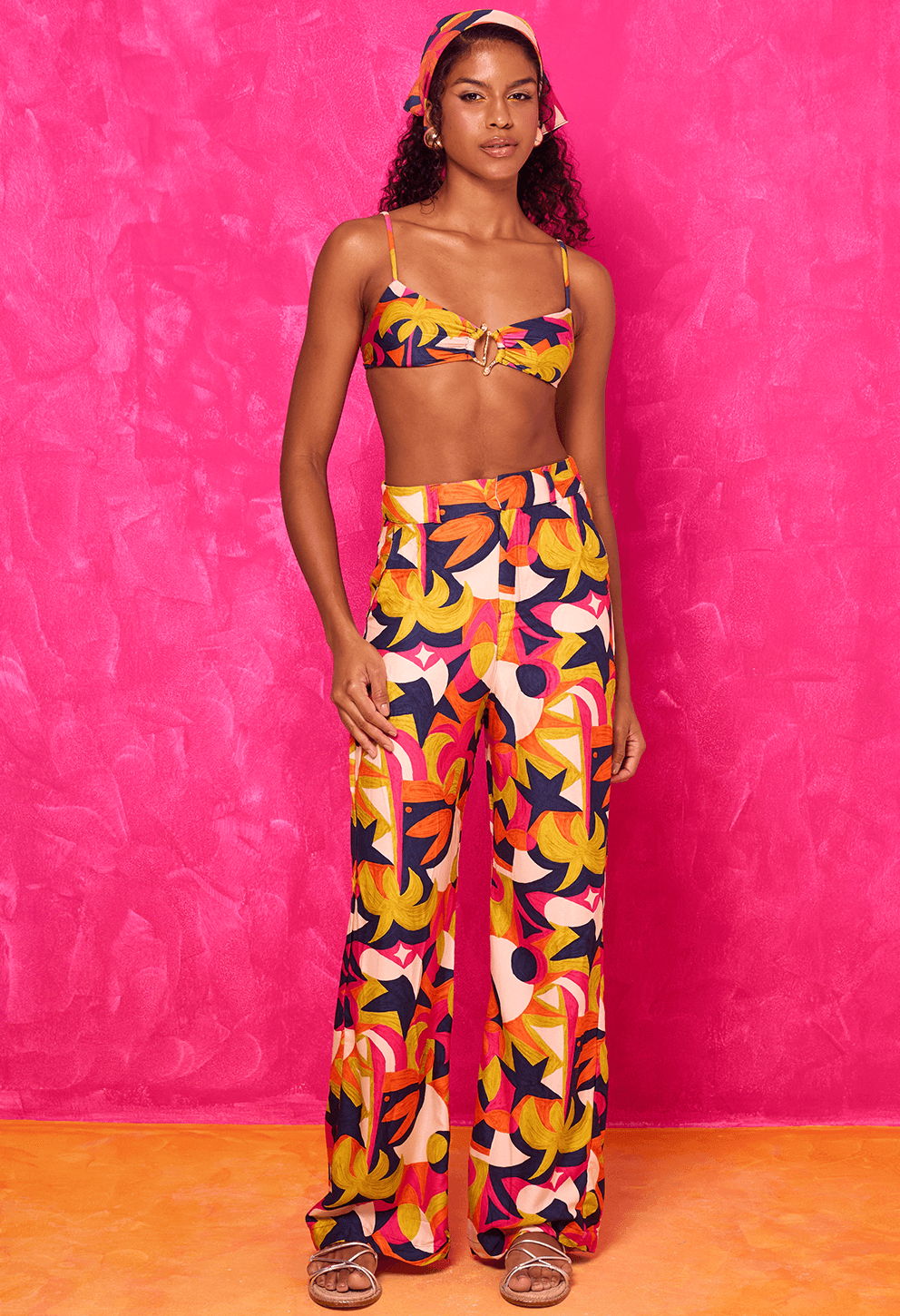 Calça Pantalona Santorini Tropicália frontal com estampa tropical em amarelo e laranja