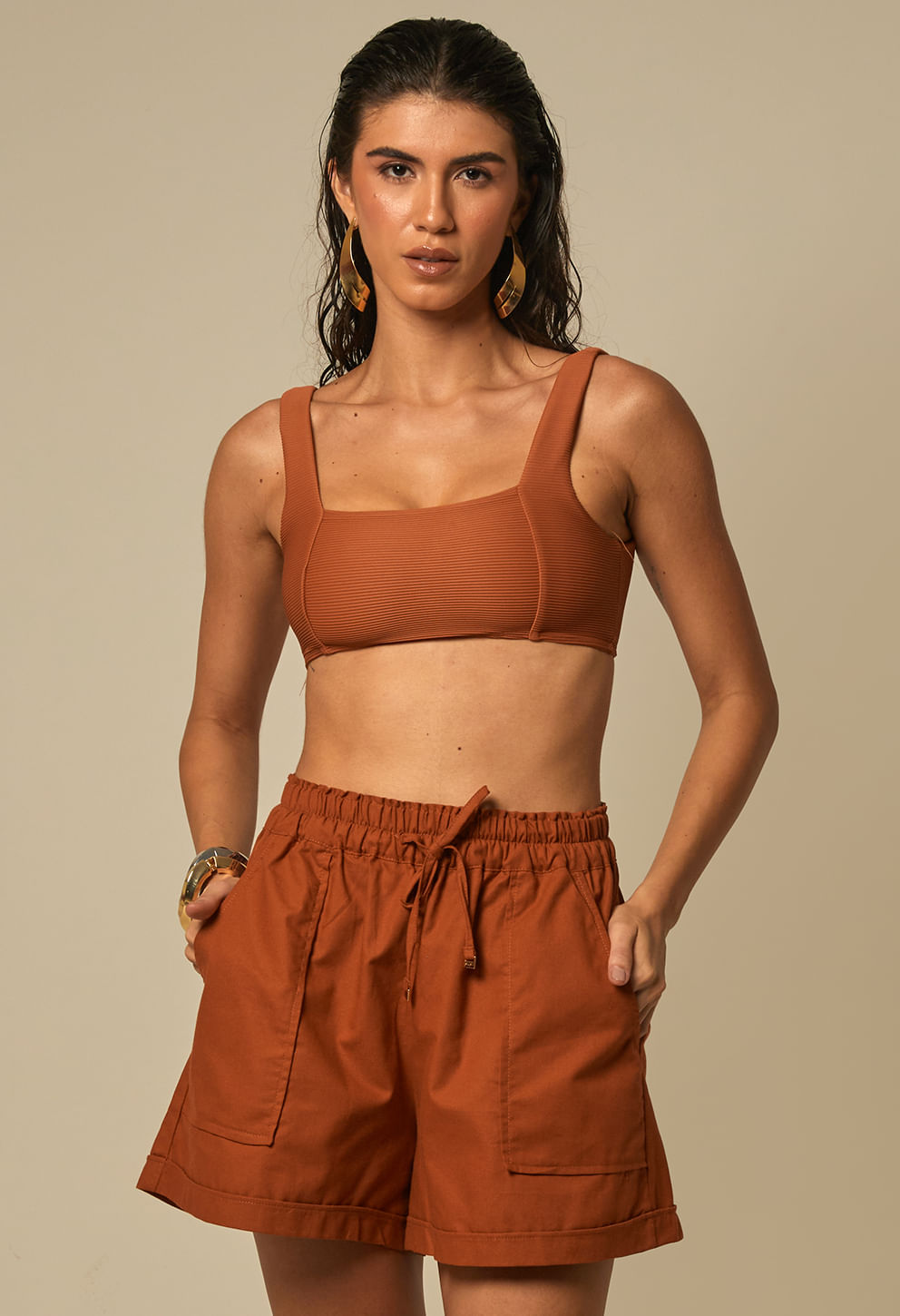 Short Bela Bambu ferrugem frontal com cós elástico, cordão ajustável e bolsos frontais
