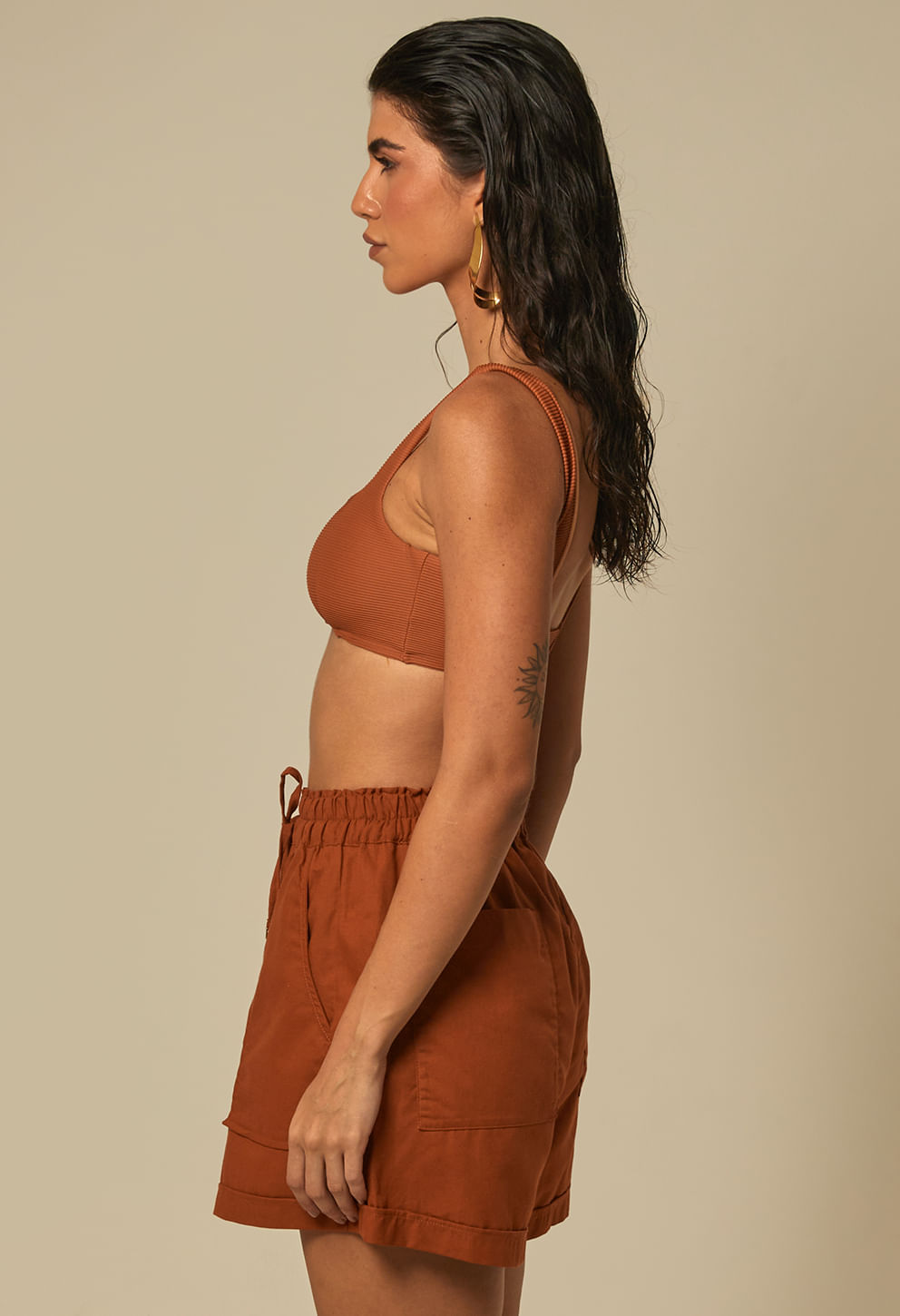 Short Bela Bambu ferrugem lateral mostrando cordão ajustável e bolsos frontais