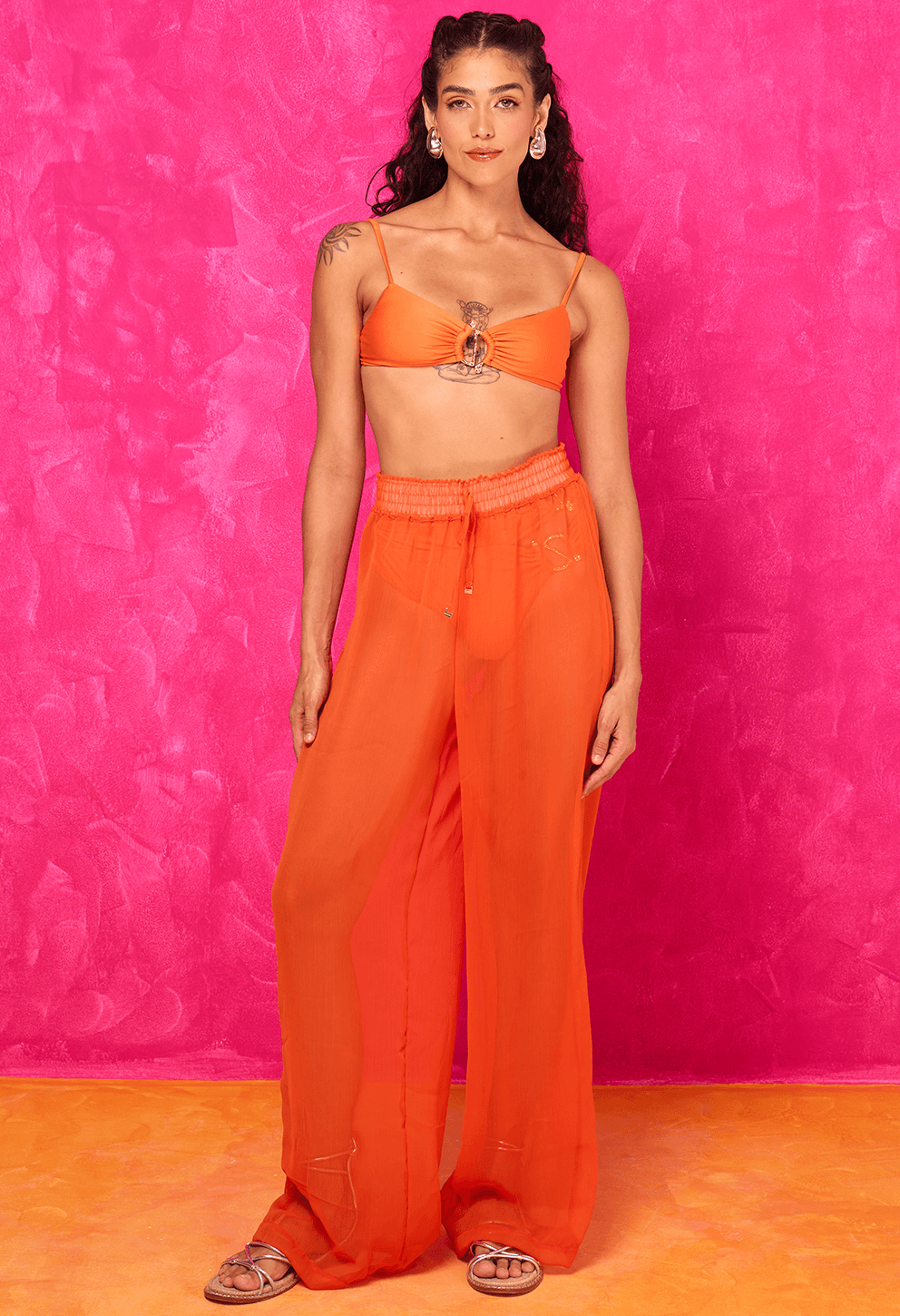 Calça Pantalona Alessandra Bossa laranja translúcida, com elástico e cordão ajustável na cintura