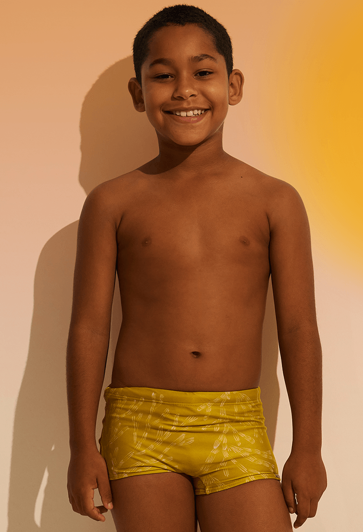 Sunga short infantil amarela com estampa branca de corais, vista frontal