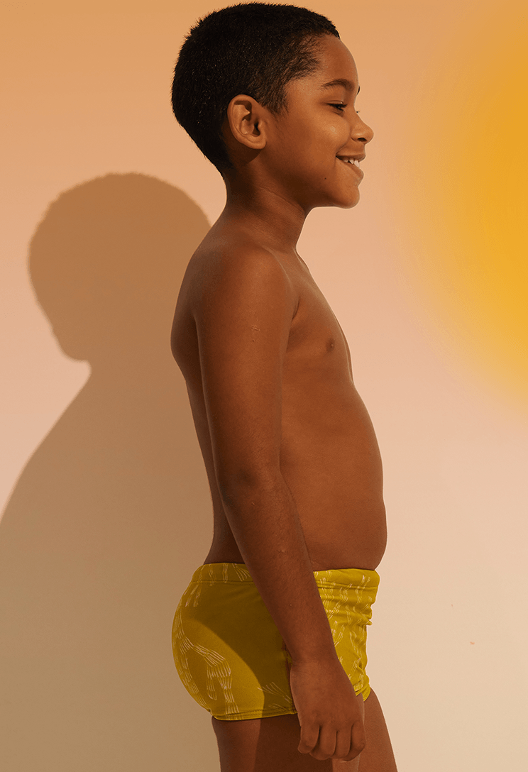 Sunga short infantil amarela com estampa de corais, vista lateral