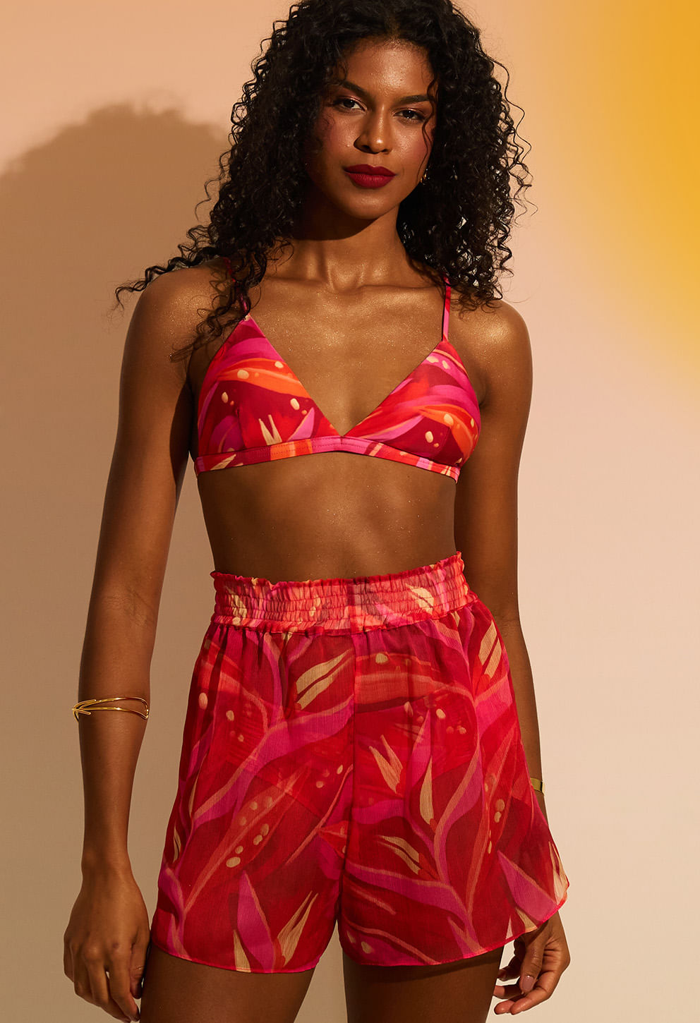 Short rosa vibrante com estampa abstrata, cós elástico franzido, frontal
