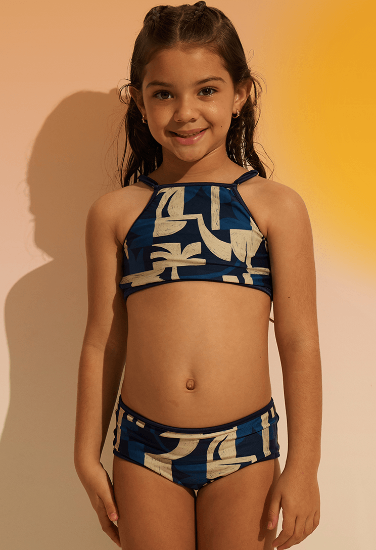 Imagem frontal de uma menina usando biquíni Bebela Costeira, estampa abstrata em azul e bege