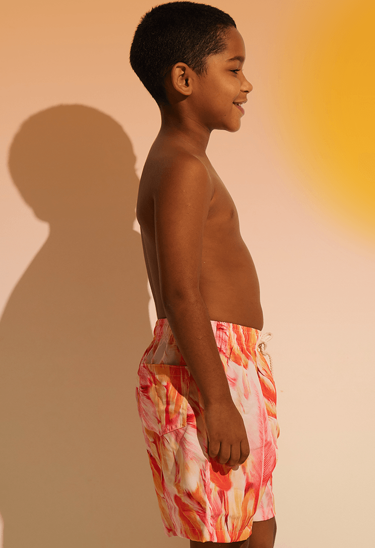 Menino de perfil usando Bermuda Beach Infantil Brisa Doce com bolso lateral
