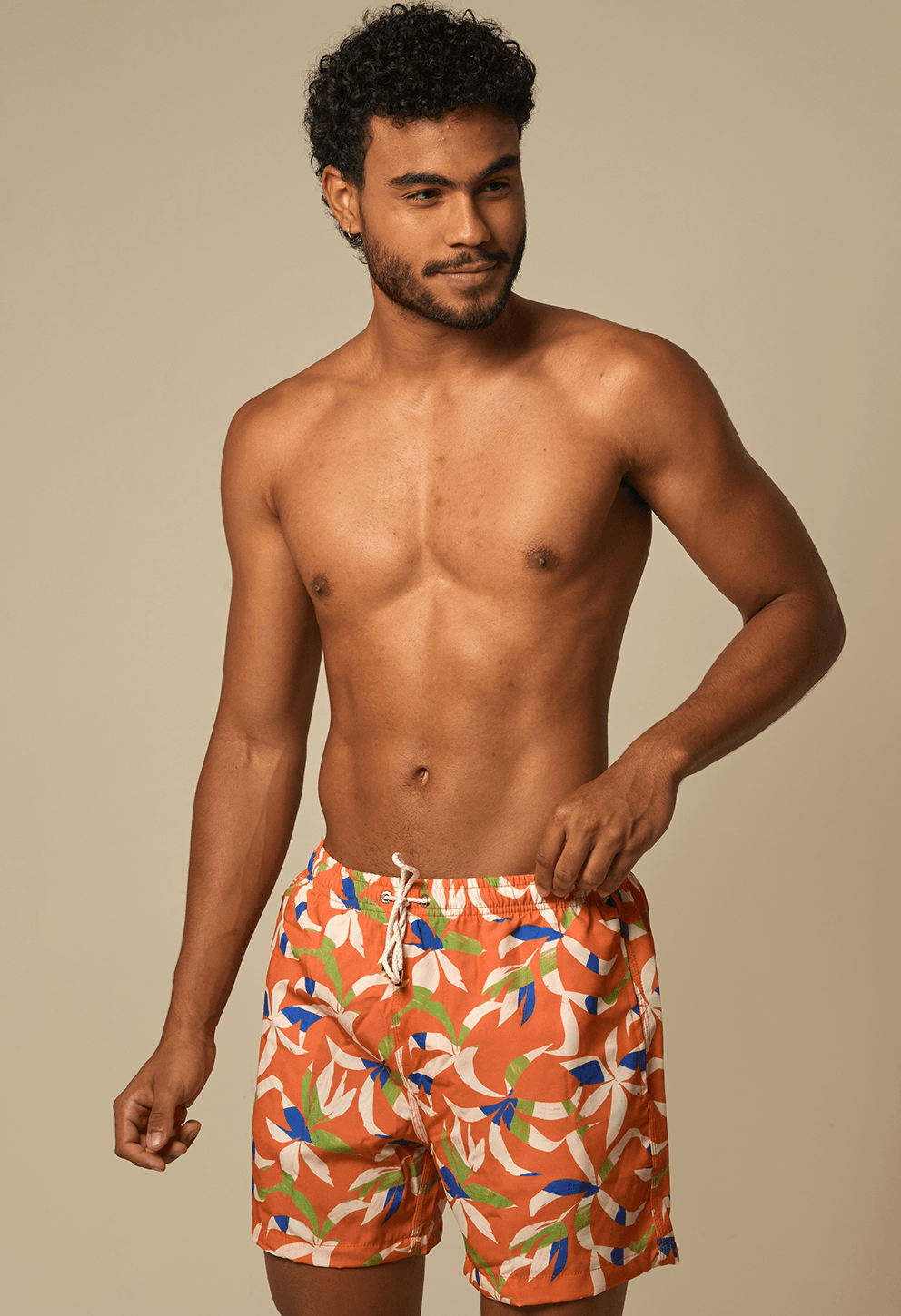 Bermuda Casual Shortinho Verano laranja com estampa floral, cós elástico e cordão