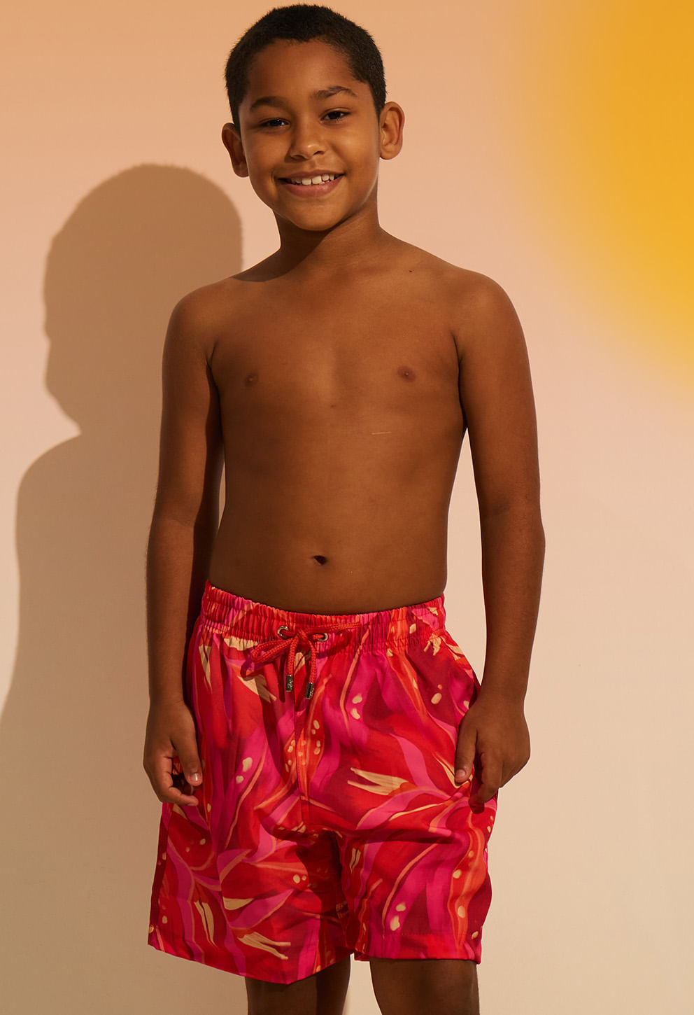 Bermuda infantil rosa com estampa abstrata, cós elástico e cordão