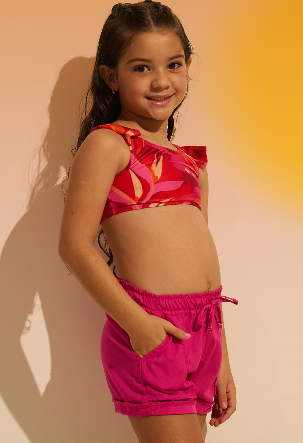 Short infantil rosa pink com cós elástico e cordão, bolsos laterais e bainha dobrada